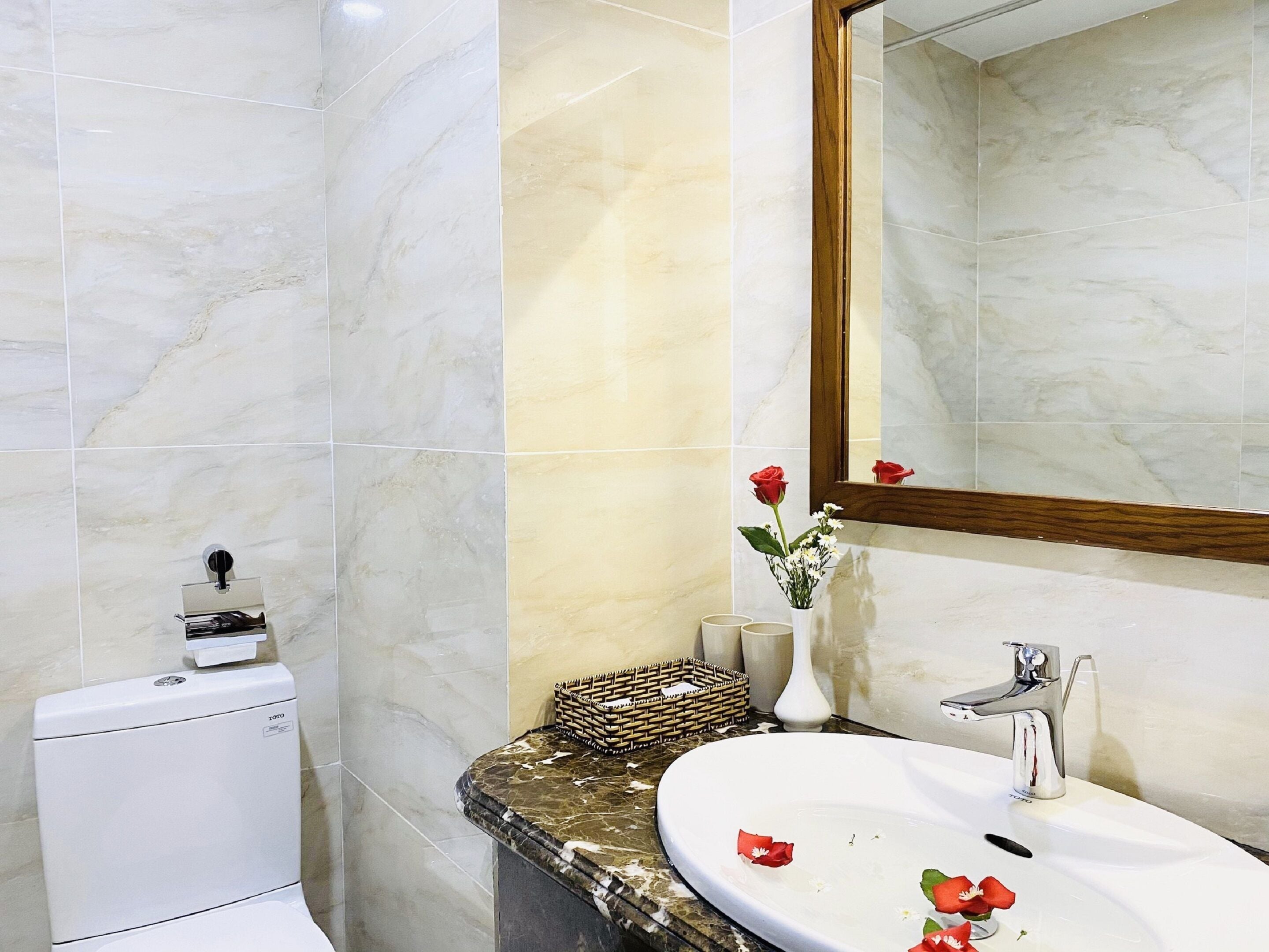 premium double room, 1 queen bed | bathroom | shower, deep-soaking bathtub, free toiletries, hair dryer