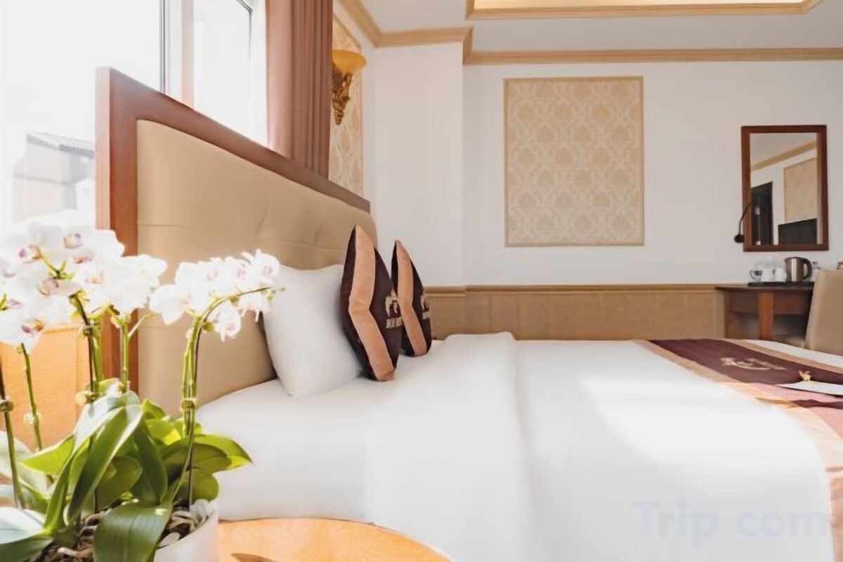 Minibar, desk, blackout drapes, WiFi (free)