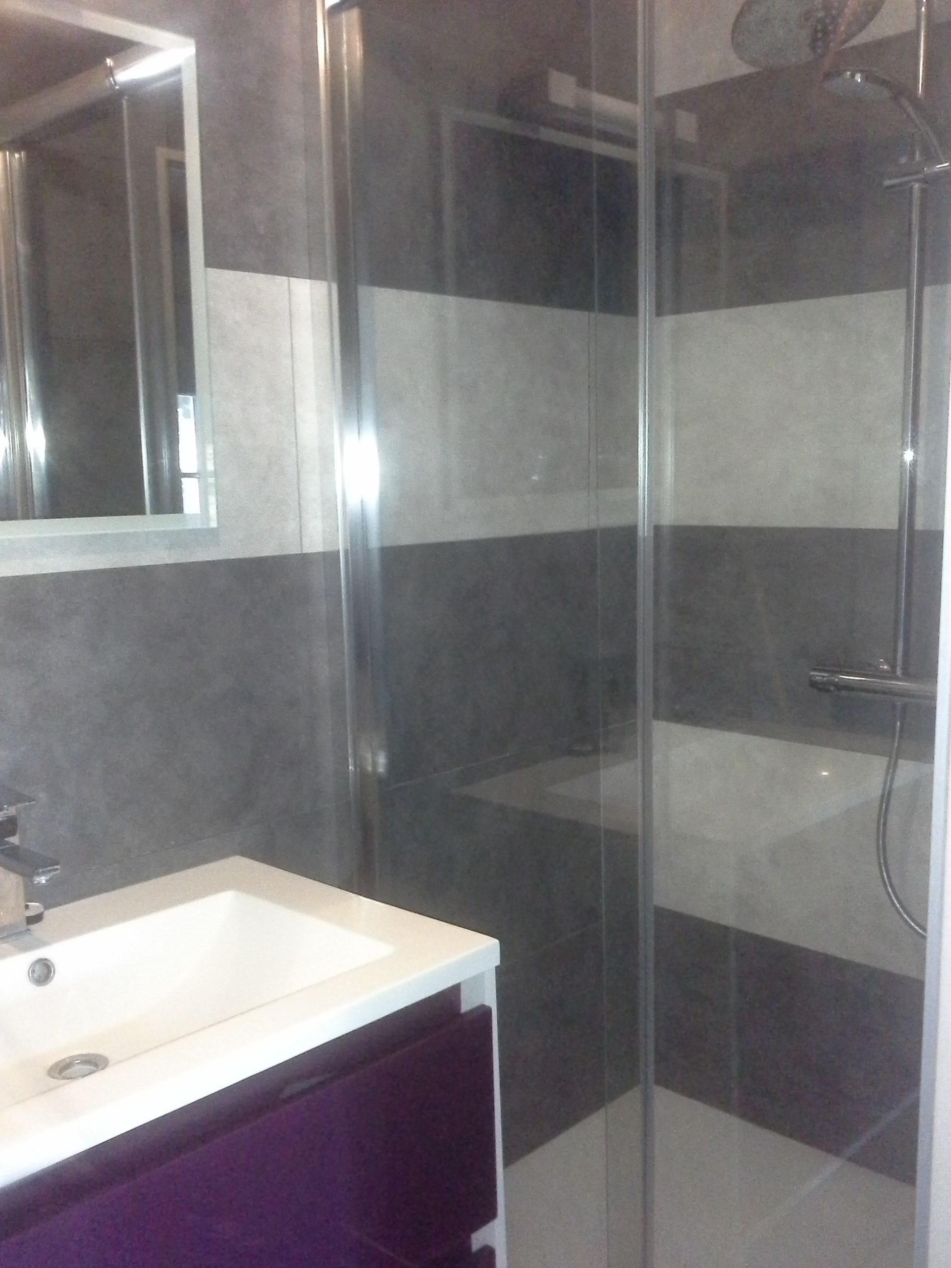 Familie studio | Badkamer | Een douche, een haardroger, handdoeken