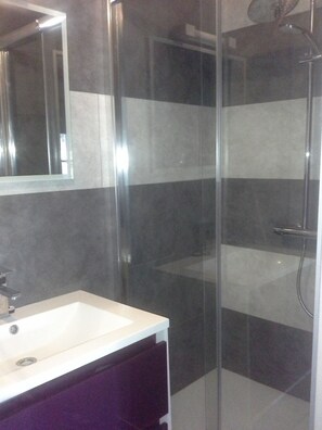 Familie-studiolejlighed | Badeværelse | Bruser, hårtørrer, håndklæder