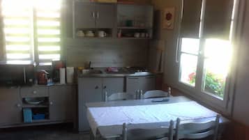 Refrigerador, microondas, placa de cocina, cafetera/tetera