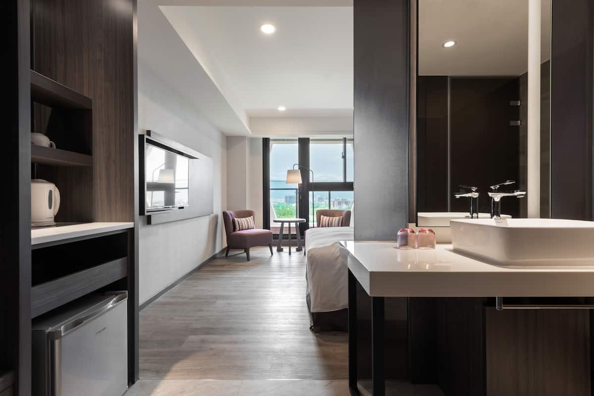 deluxe queen room | down duvets, blackout curtains, iron/ironing board, free wifi