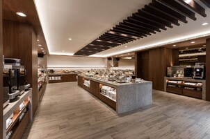 Daily buffet breakfast (TWD 660 per person)