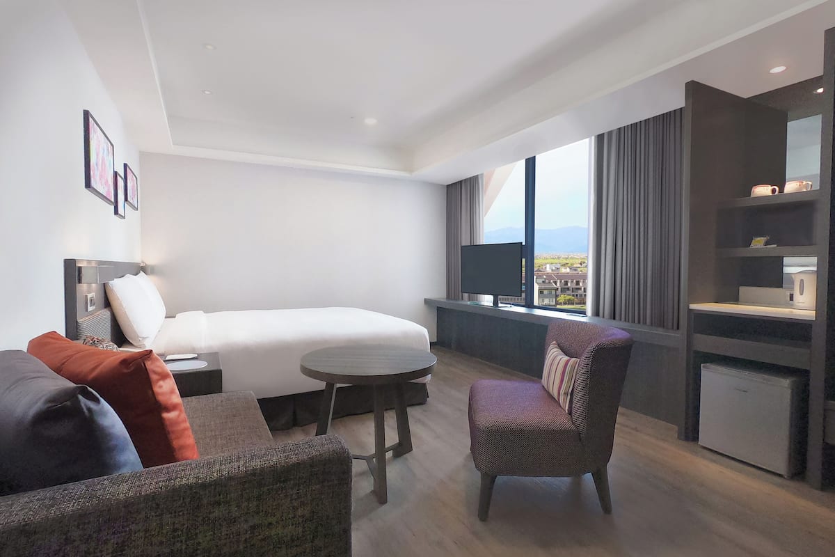 Premier Queen Room | Down comforters, blackout drapes, iron/ironing board, free WiFi