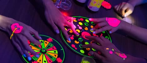 Un grupo de personas jugando un juego luminoso con diseños coloridos pintados a mano.
