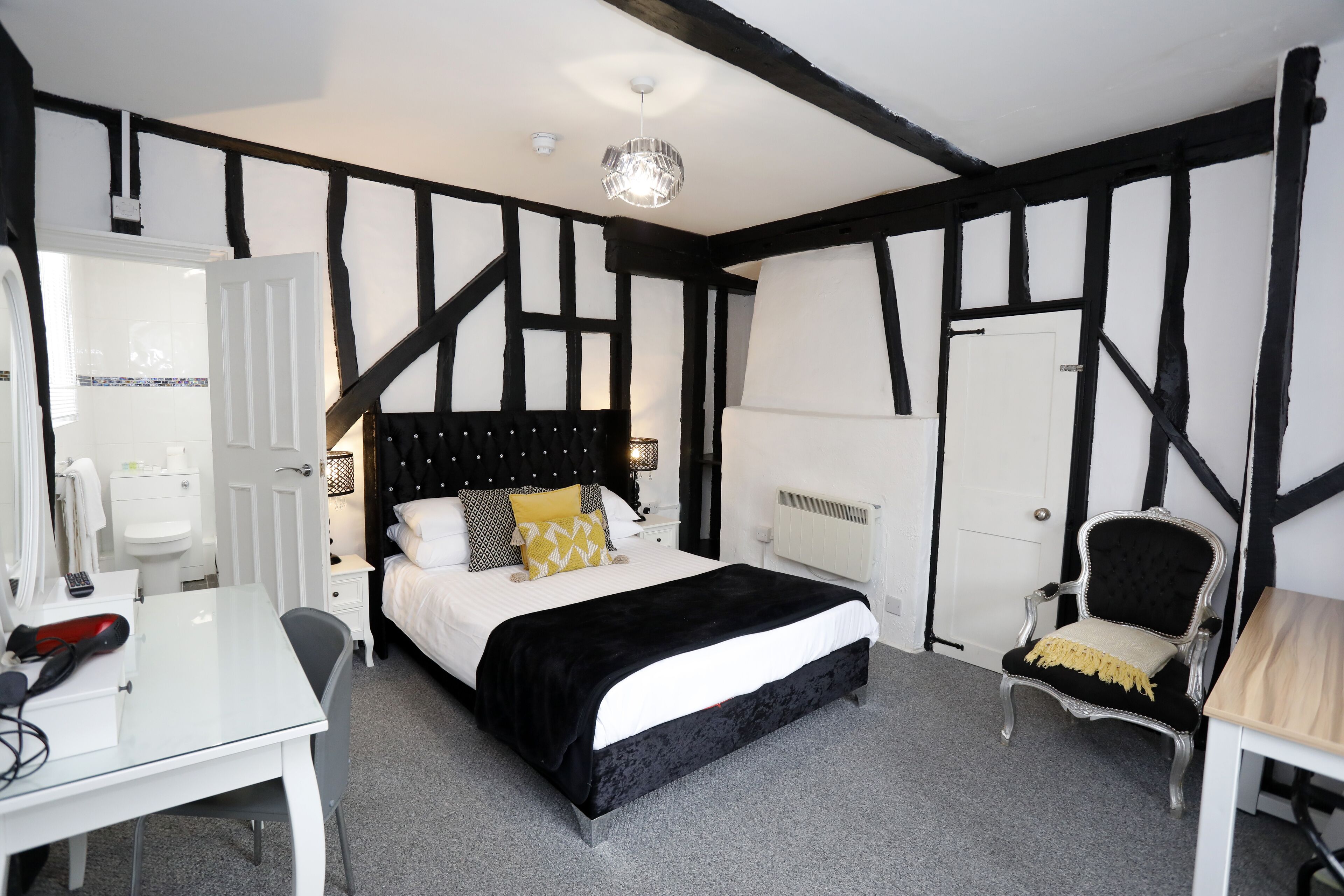 deluxe double room | 1 bedroom, iron/ironing board, wifi, bed sheets