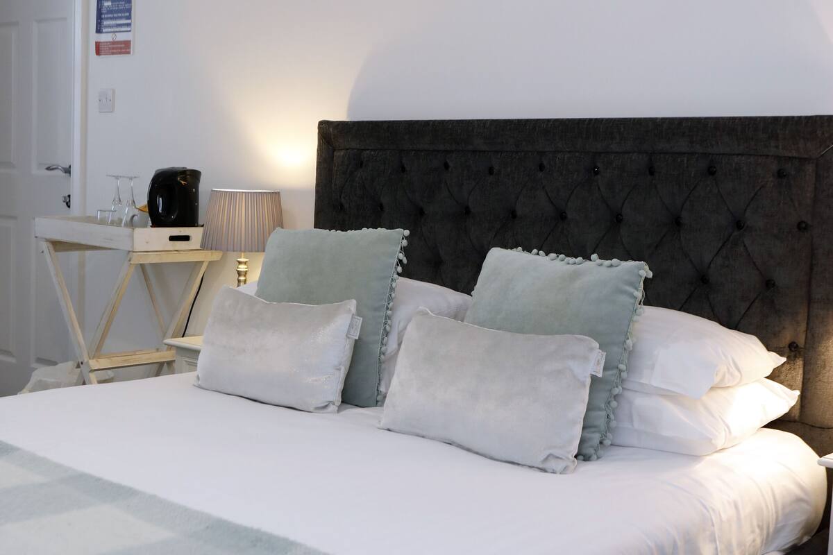 family room | 1 bedroom, iron/ironing board, wifi, bed sheets