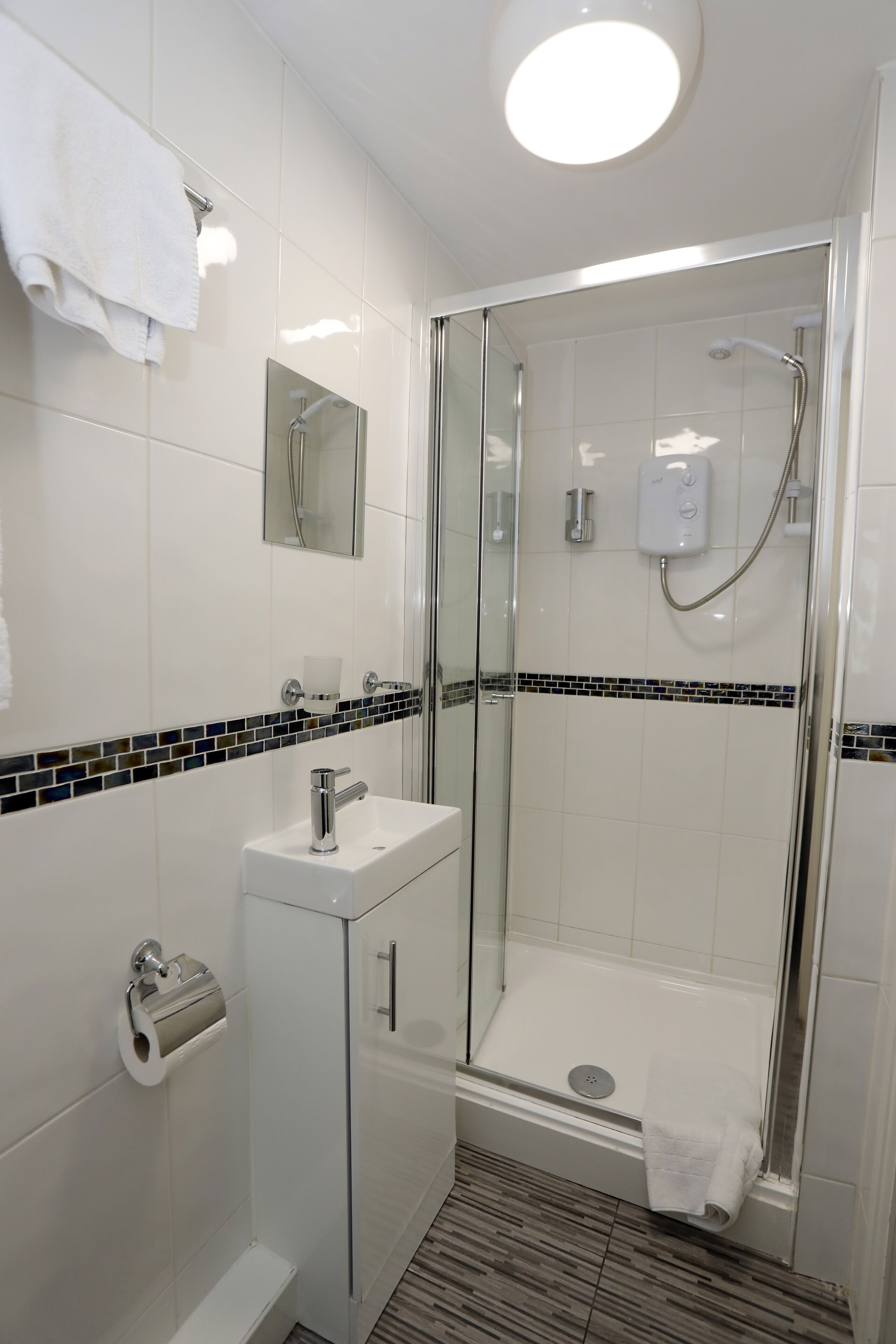 deluxe single room | bathroom | shower, free toiletries, hair dryer, towels