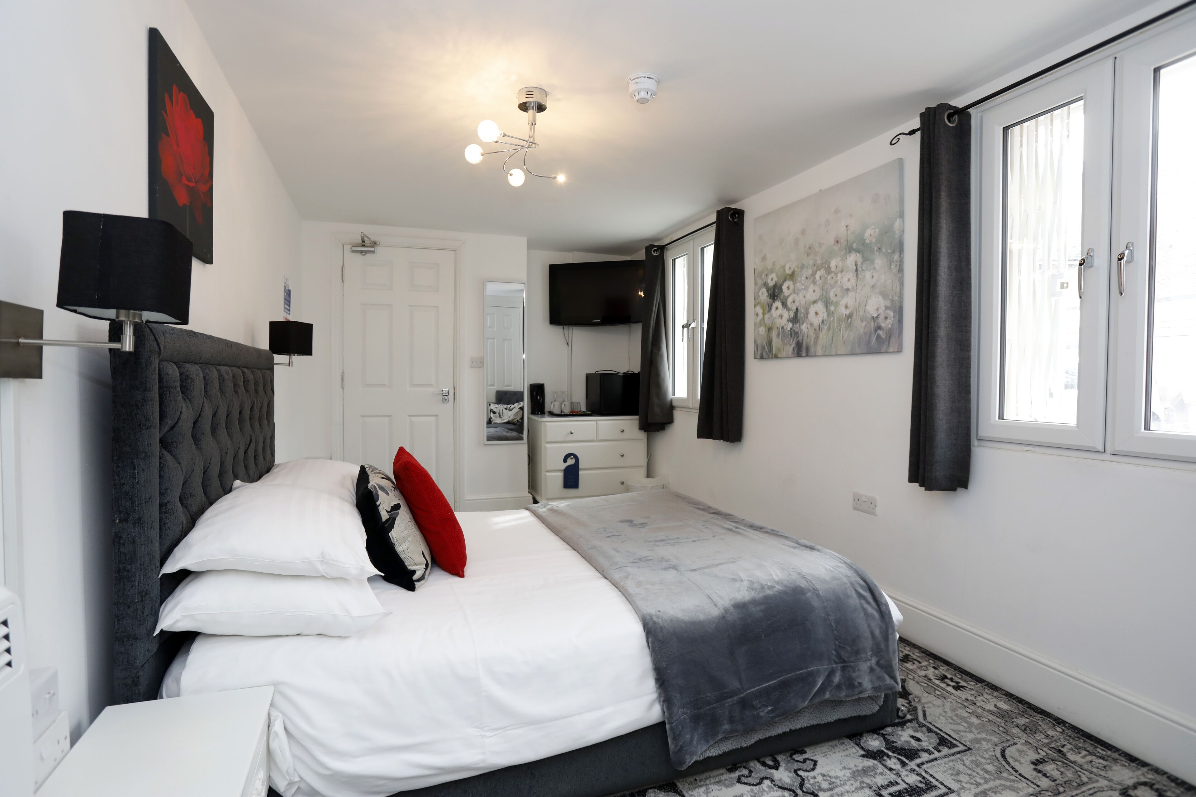 family room | 1 bedroom, iron/ironing board, wifi, bed sheets