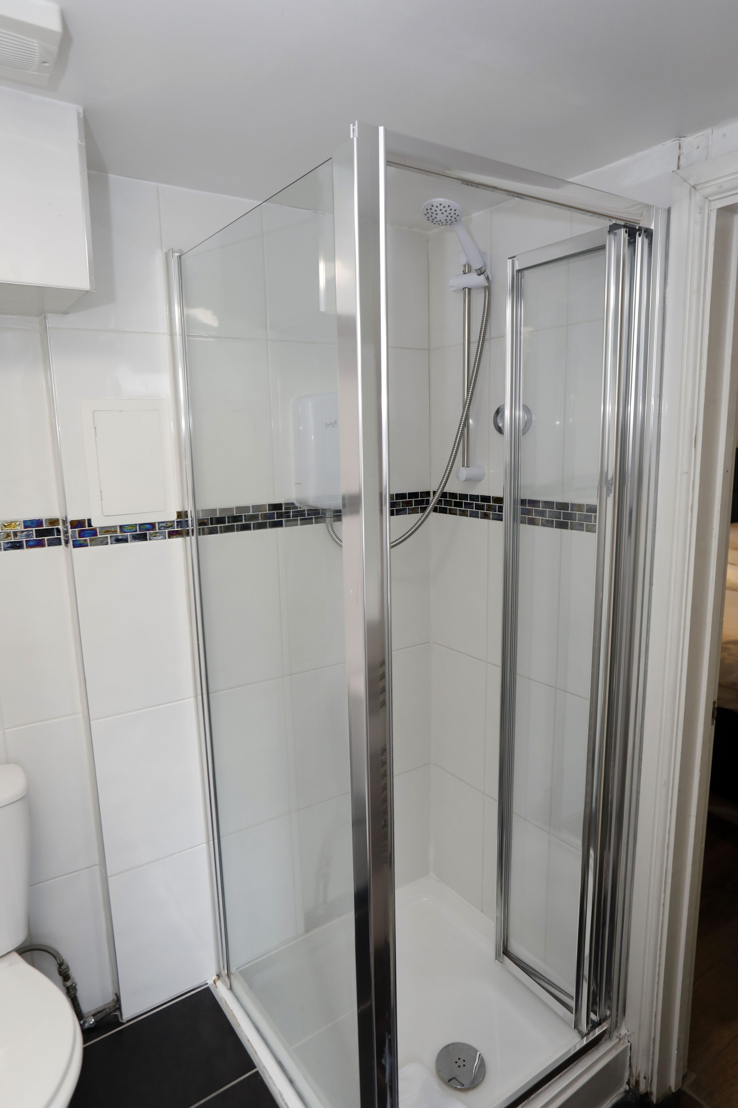 deluxe twin room | bathroom | shower, free toiletries, hair dryer, towels