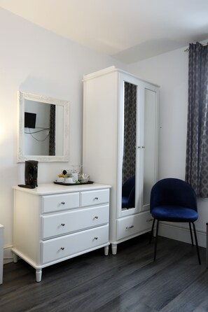 1 habitación, tabla de planchar con plancha, wifi y ropa de cama
