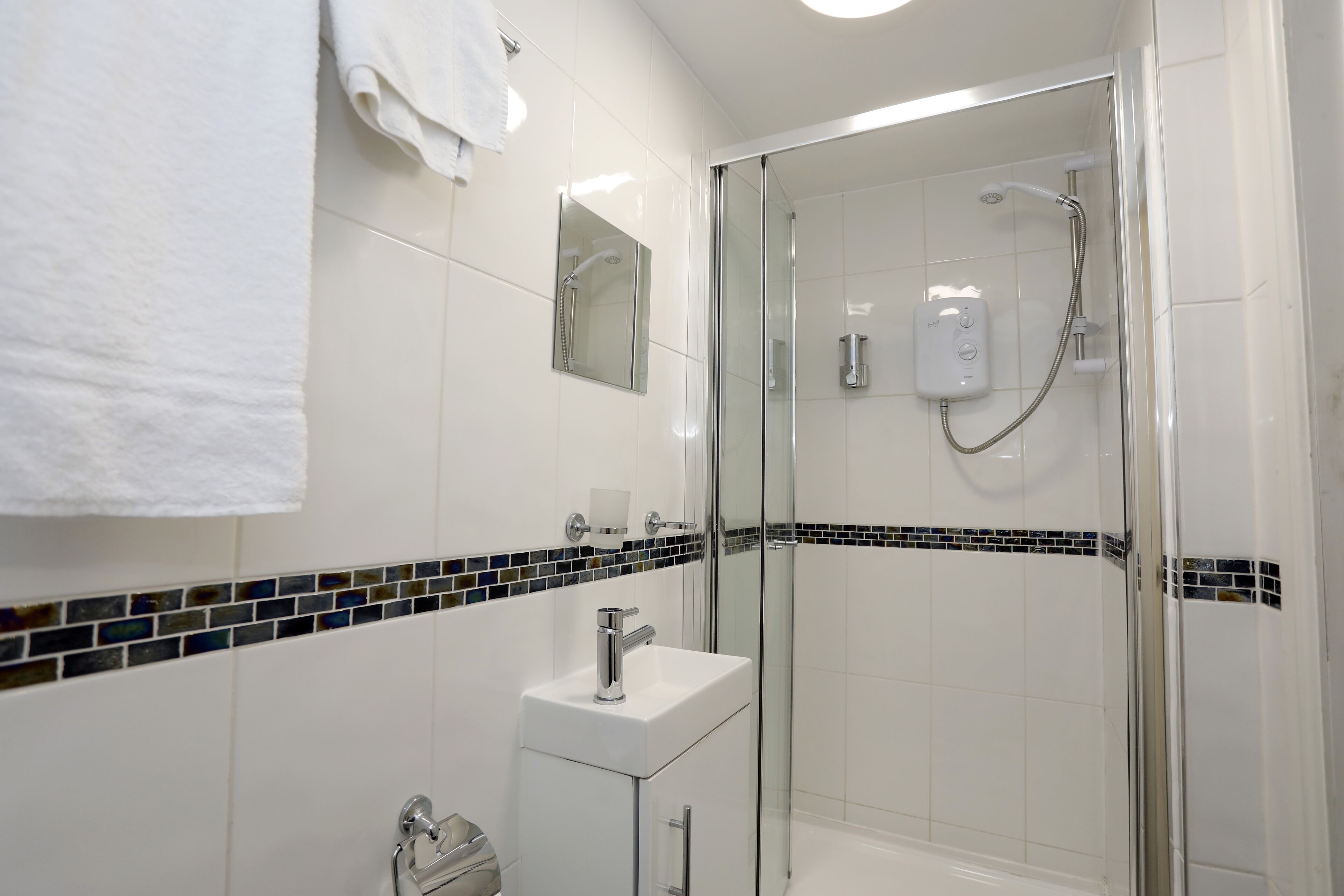 deluxe single room | bathroom | shower, free toiletries, hair dryer, towels