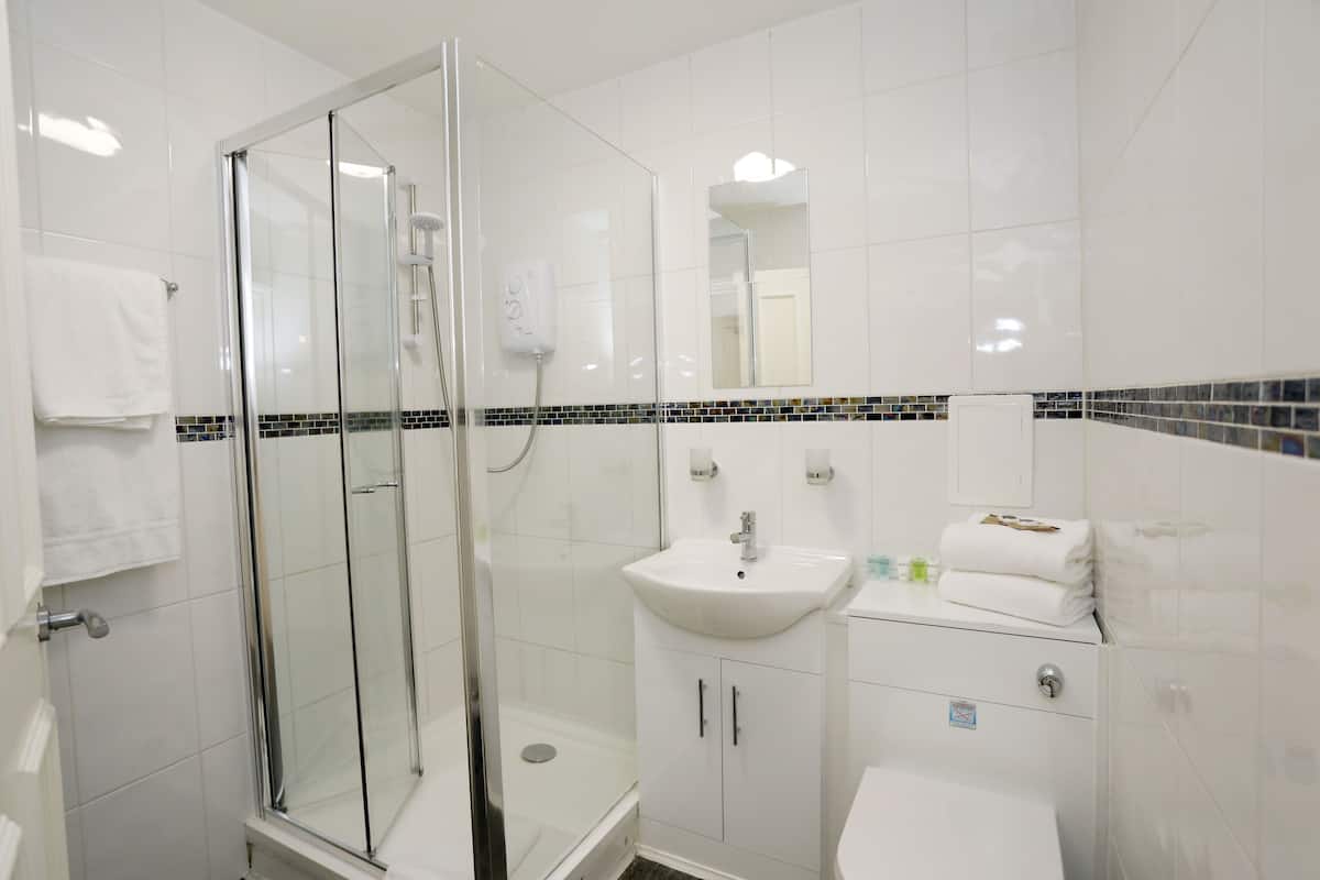 family room | 1 bedroom, iron/ironing board, wifi, bed sheets