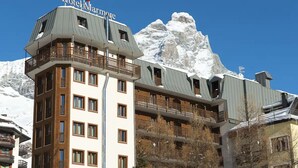 A hotel with a prominent balcony and a view of snow-capped mountains. - Marmore (Valtournenche)