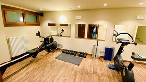 A gym with exercise equipment, mirrors, and a radiator. - Marmore (Valtournenche)
