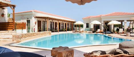 Piscine extérieure, parasols de plage, chaises longues