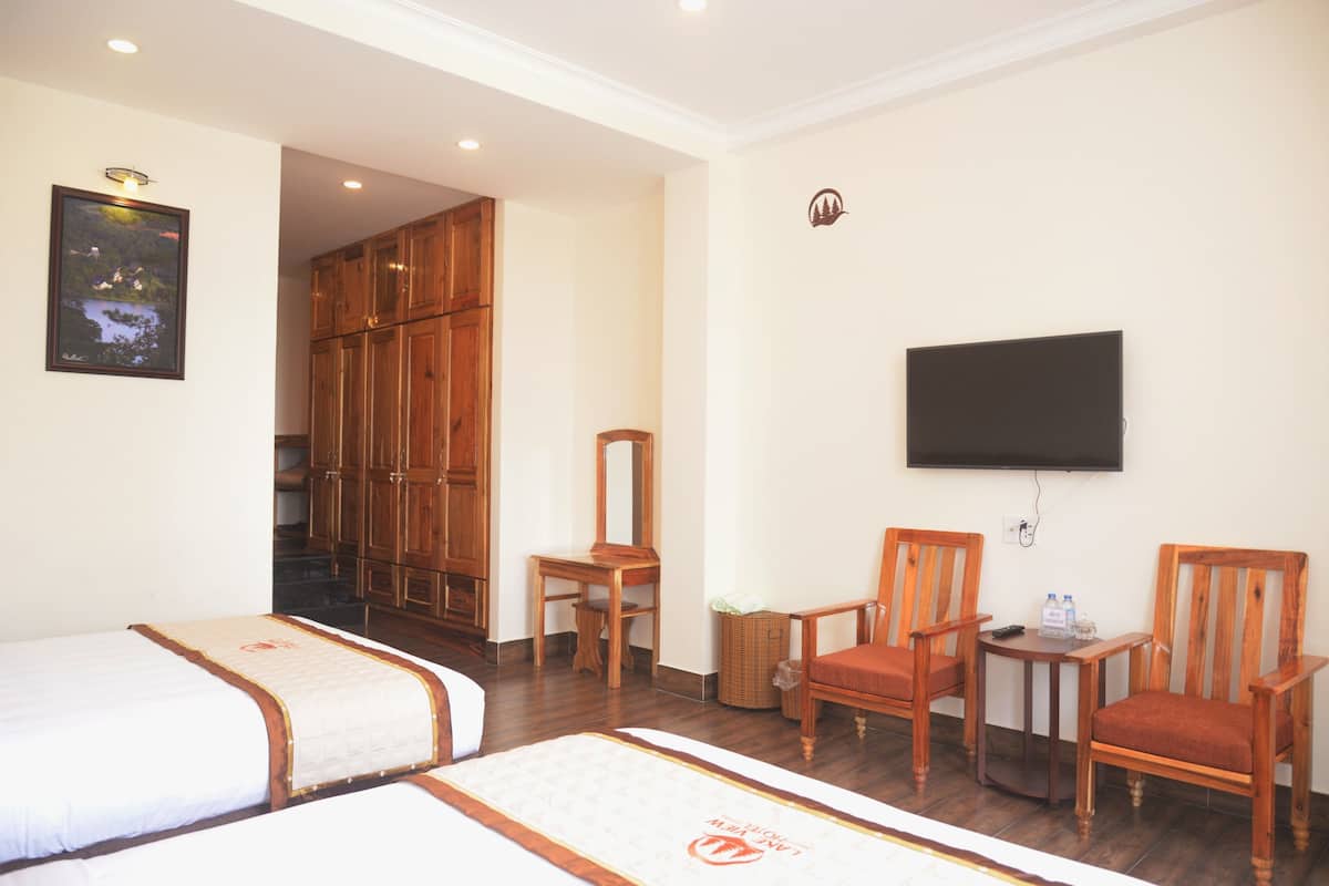 Premier King Room, Balcony | 1 bedroom, minibar, desk, free WiFi