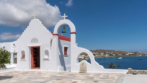 A white church with a bell tower and a view of the sea. - Mykonos Azure (Mykonos)