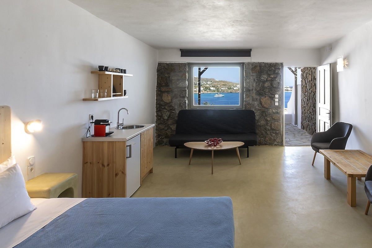 Habitación triple superior, vista al mar | Caja de seguridad en la habitación y escritorio