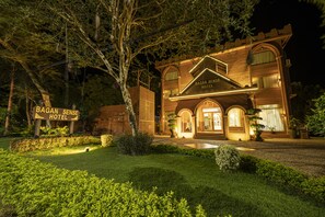 住宿正面 (夜晚)