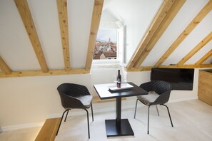 Standard-Doppelzimmer | Essbereich im Zimmer