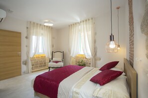 Premium bedding, in-room safe, desk, soundproofing - Situs Residence (Split)