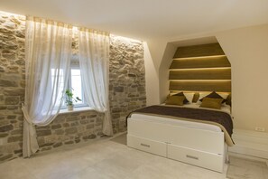 Apartment | Hochwertige Bettwaren, Zimmersafe, Schreibtisch, schallisolierte Zimmer