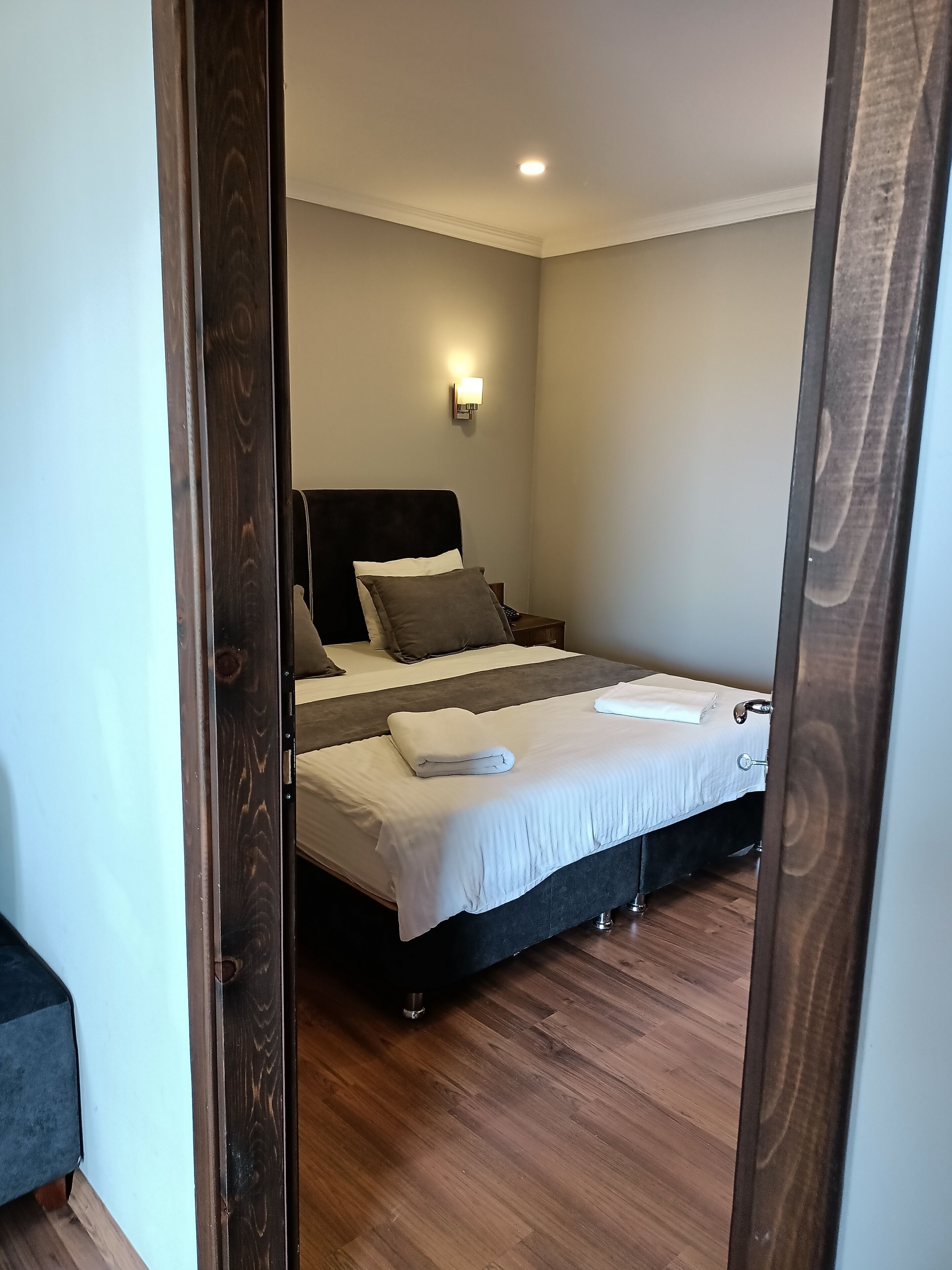 Escritorio, cortinas blackout, sistema de insonorización y wifi gratis 