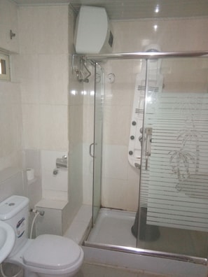 Suite estándar | Baño | Ducha, artículos de higiene personal gratuitos y toallas