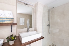 Exclusieve suite | Badkamer | Een douche, een hydromassagedouche, gratis toiletartikelen