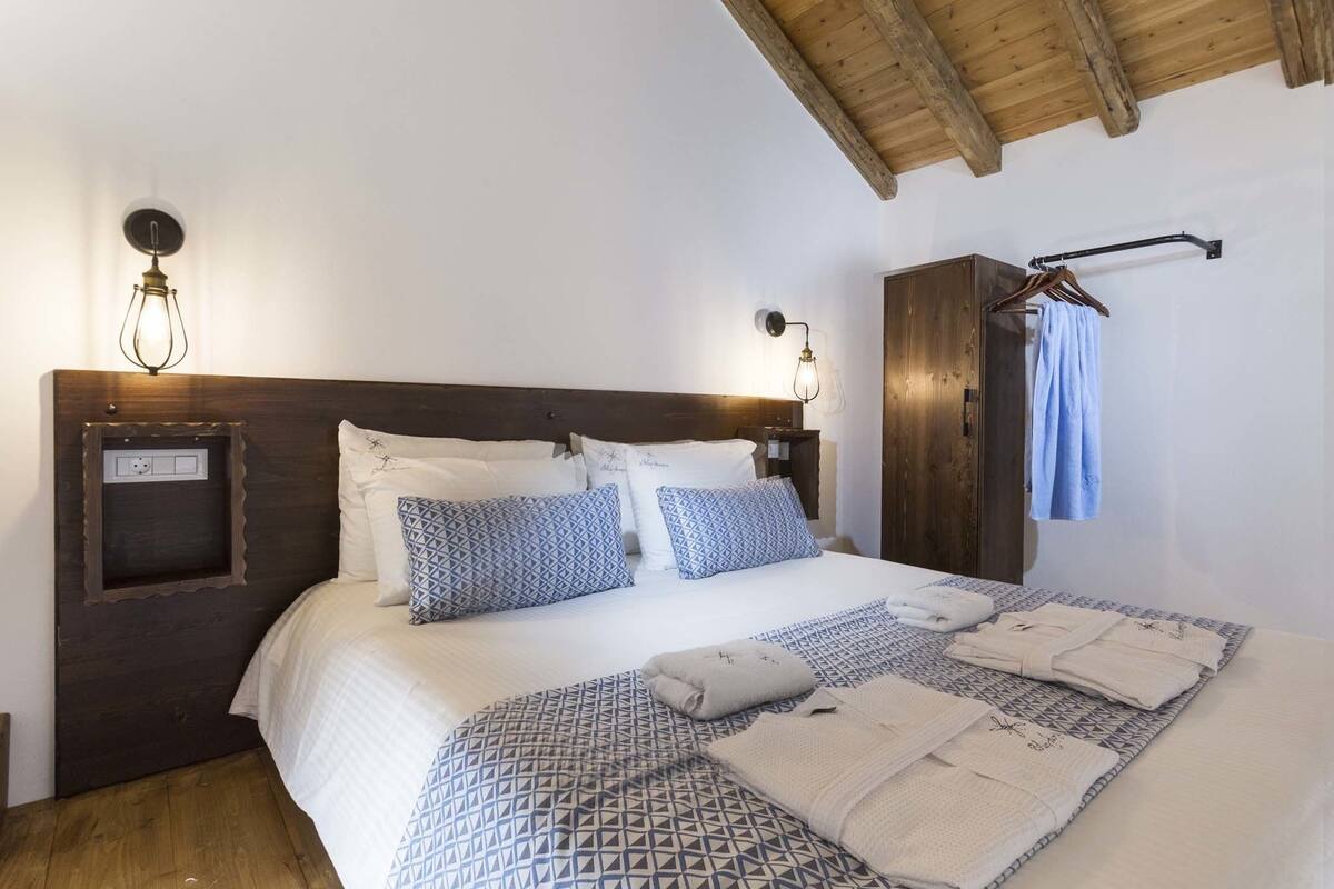 Ropa de cama de alta calidad y caja de seguridad en la habitación