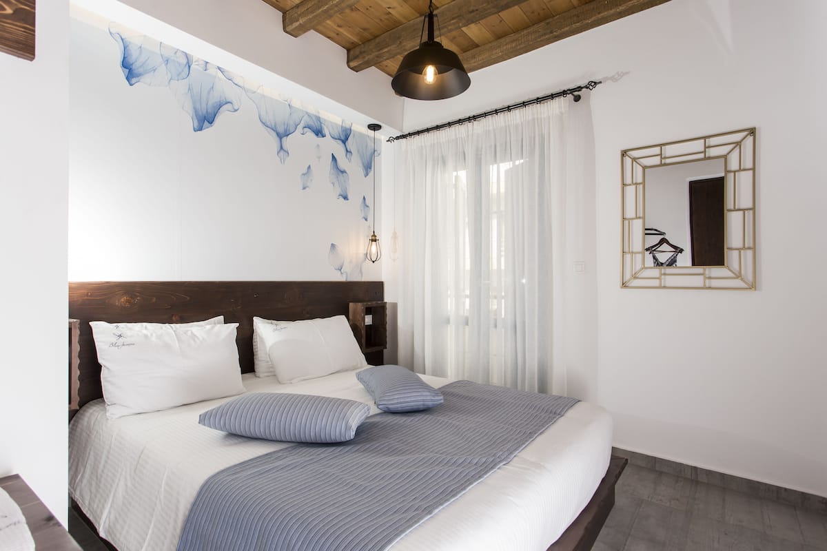 Ropa de cama de alta calidad y caja de seguridad en la habitación