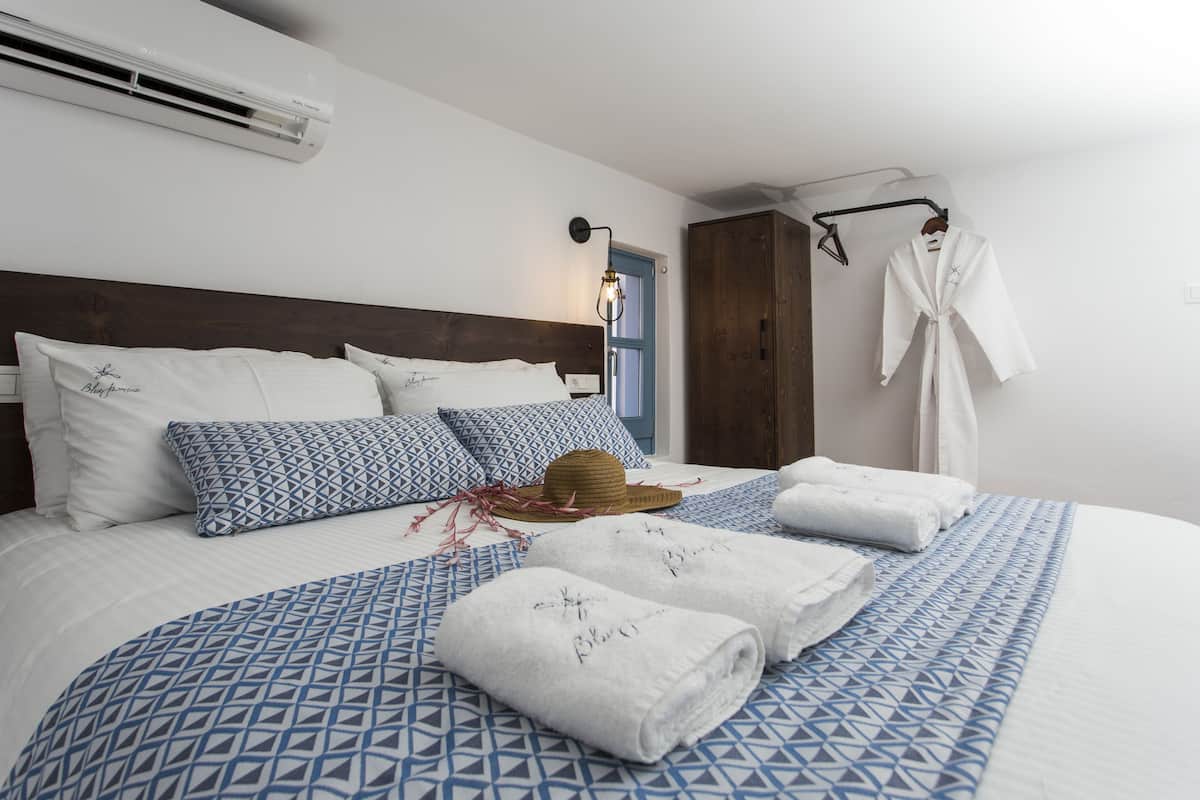 Ropa de cama de alta calidad y caja de seguridad en la habitación