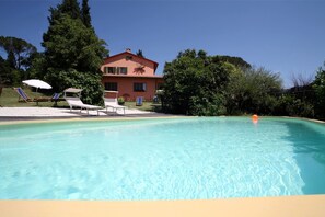 Alberca al aire libre por temporada y sombrillas en la alberca 