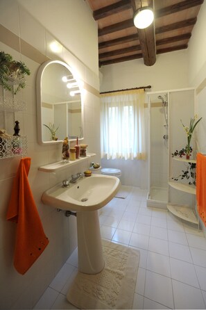Apartment, 2 Schlafzimmer | Badezimmer | Dusche, Regendusche, Designer-Toilettenartikel, Haartrockner