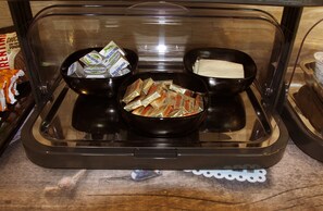 Un bufé de desayuno con diversas opciones de alimentos y salsas.