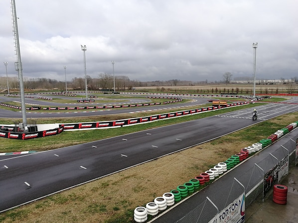 Una pista de carreras con múltiples carriles y barreras de seguridad.
