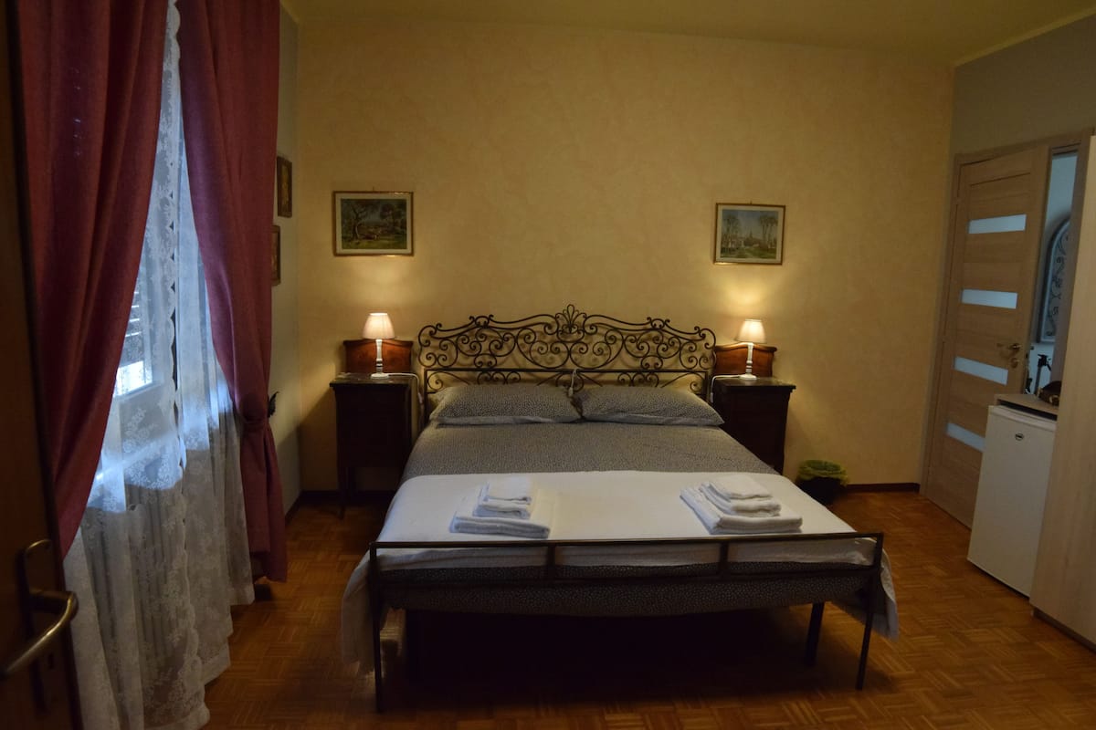 Deluxe driepersoonskamer (Ticino) | Luxe beddengoed, donzen dekbedden, bedden met traagschuimmatras