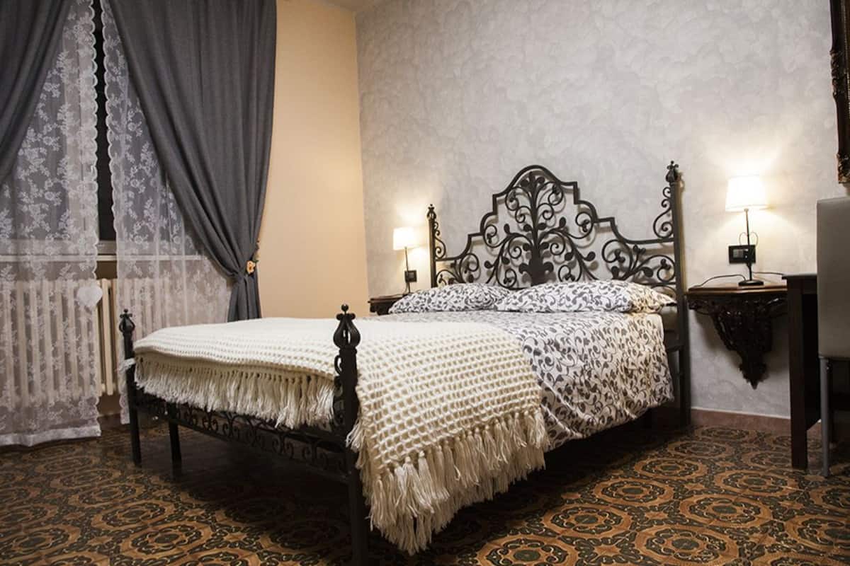 Deluxe driepersoonskamer (Po) | Luxe beddengoed, donzen dekbedden, bedden met traagschuimmatras