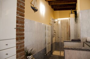 Quarto triplo luxo (Ticino) | Banheiro | Chuveiro, banheira de hidromassagem, produtos de toalete grátis 