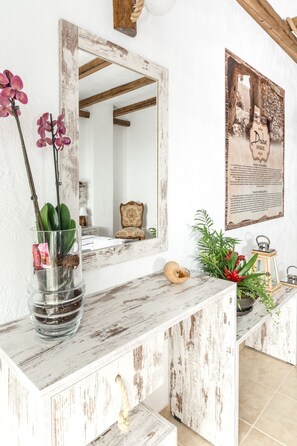 Minibar, coffres-forts dans les chambres, décoration personnalisée