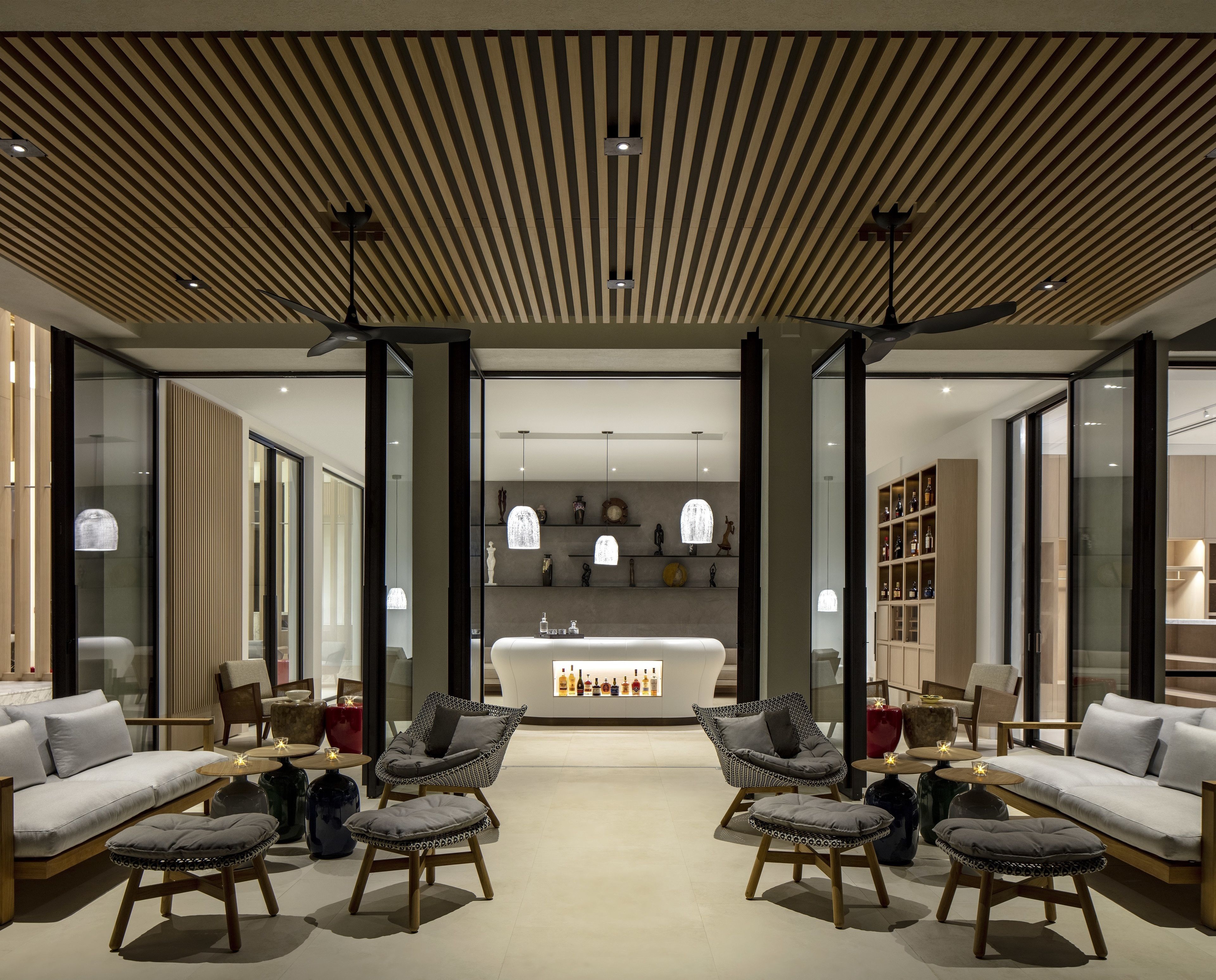 3 bars/lounges, lobby lounge