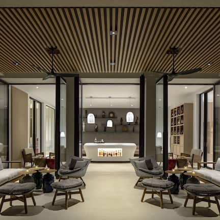 3 bars/lounges, lobby lounge