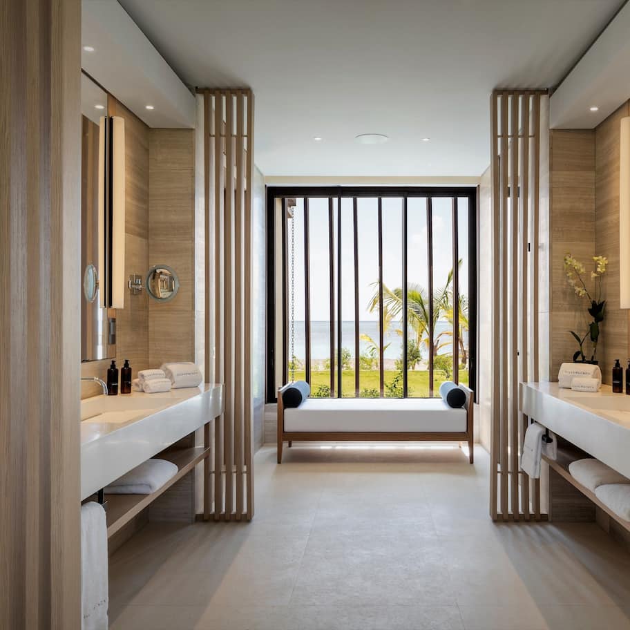 Four Bedroom Beachfront Pool Villa | Baño | Tina y regadera independientes, tina profunda, regadera tipo lluvia