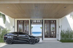 Free self-parking, free valet parking - Silversands Grand Anse (St. George's)
