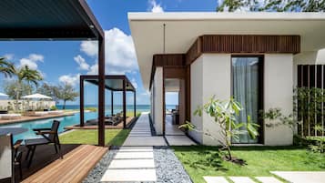 Four Bedroom Beachfront Pool Villa | Terrasse/Patio