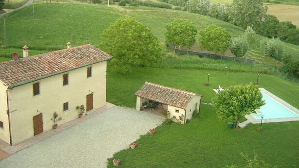 A rural house with a tiled roof, a small pool, and a garden. - Tenuta Monti (Borgo San Lorenzo)