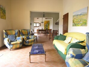 Villa, 5 habitaciones, 2 baños | Área de sala de estar | Televisión de pantalla plana y chimenea 