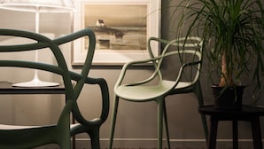 A room with two green chairs, a table with a lamp, a framed picture on the wall, and a potted plant. - La Closerie aux Violettes chambres d'hôtes (Toulouse)