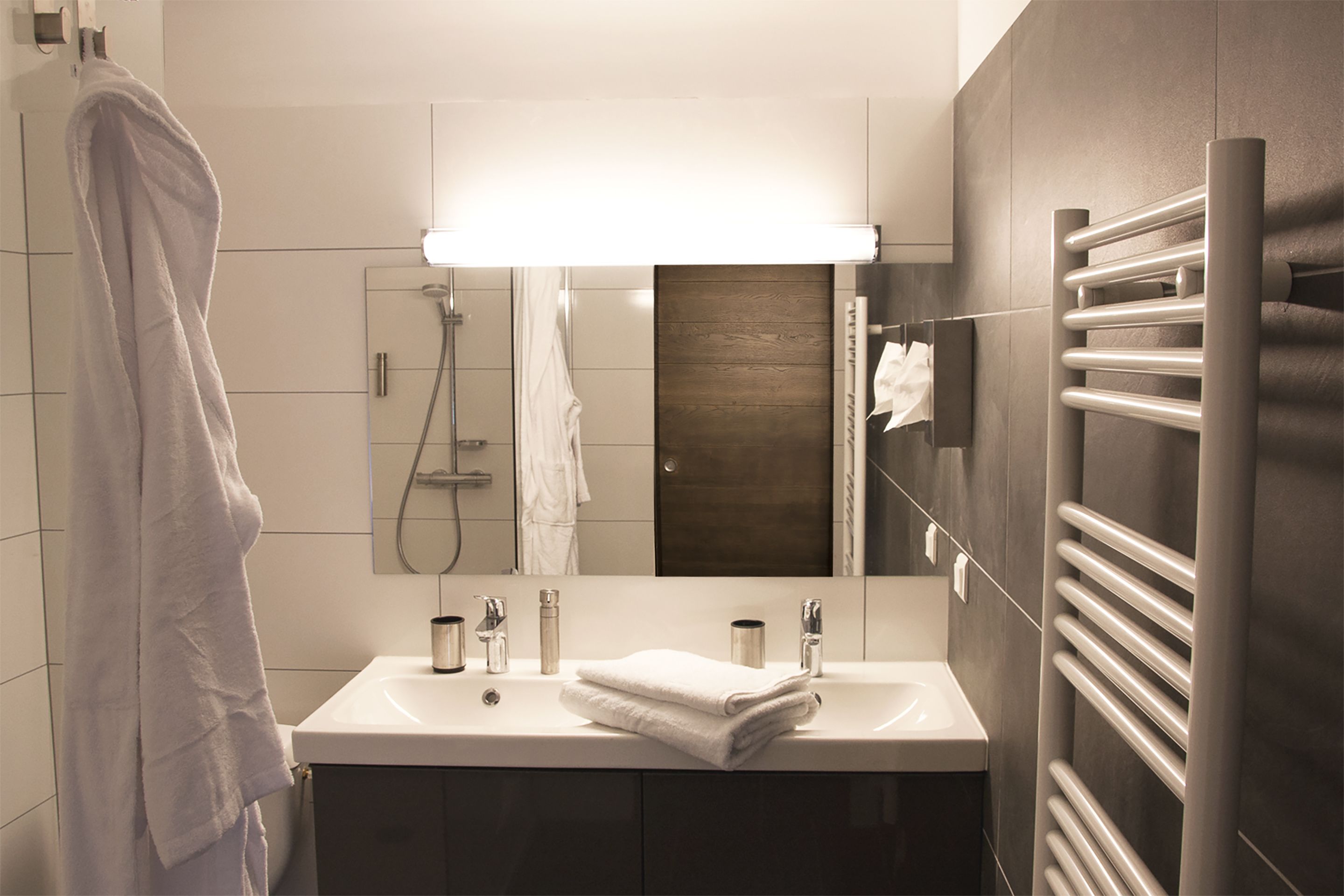 Shower, rainfall showerhead, free toiletries, hair dryer